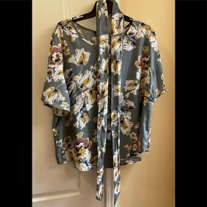 Bundle of 4 Plus size women’s Tops size 1XL and 2XL